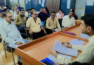 लक्ष्य से पीछे राजस्व वसूली पर आयुक्त सख्त, अधिकारियों को लगाई फटकार