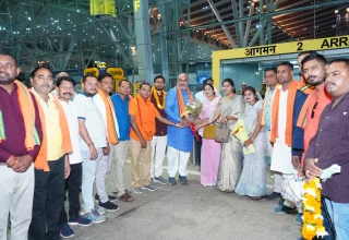 विधायक ललित चंद्राकर, 40 दिन के बंगाल प्रवास के बाद आगमन पर रायपुर एयरपोर्ट पर दुर्ग ग्रामीण के कार्यकर्ताओं ने किया भव्य स्वागत