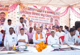विधायक ललित चंद्राकर ग्राम कोलिहापुरी में निषाद बंधु जिला स्तरीय टेनिस बॉल क्रिकेट प्रतियोगिता में शामिल हुए
