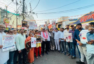 सिलेंडर के बढ़ते दाम और बढ़ती महंगाई के विरोध में सड़क पर उतरे कांग्रेसी केंद्र सरकार के खिलाफ जमकर किया प्रदर्शन