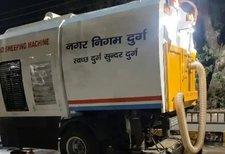 शहर की सड़कों की सफाई में आई रफ्तार, आधुनिक मशीन से घंटों में हो रहा कार्य, मैन्युअल कार्य की तुलना में कई गुना तेज हुई सफाई व्यवस्था