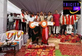  सुशासन तिहार में मंत्री दयालदास बघेल ने हितग्राहियों को सौंपी पक्के घर की चाबियाँ