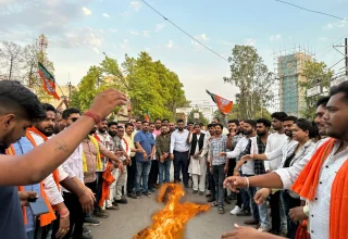 भाजयुमो ने किया कांग्रेस नेता राहुल गांधी का पुतला दहन