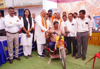 विधायक ललित चन्द्राकर ने दिव्यांग संतोष कुमार ठाकुर को प्रदान की बैटरी चलित ट्राइसिकल