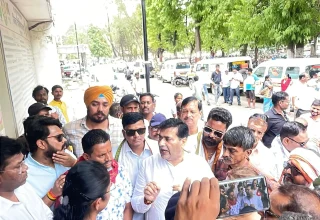 जिला अस्पताल में ब्लड नहीं मिलने से 22 वर्षीय युवती की मौत पर भड़के कांग्रेसी सिविल सर्जन कार्यालय जिला अस्पताल का घेराव कर जमकर किया प्रदर्शन