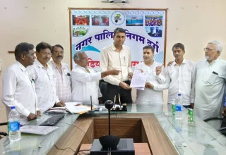 पूर्व पार्षदों ने निगम आयुक्त को सौंपा ज्ञापन, दादा-दादी, नाना-नानी पार्क के संधारण सहित अन्य समस्याओं की ओर किया ध्यानाकर्षण