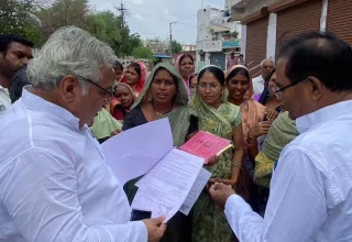 बोरसी में बुलडोजर पीड़ितों के बीच पहुंचे वोरा, कहा – भाजपा का जनकल्याण नहीं, जनपीड़ा का मॉडल