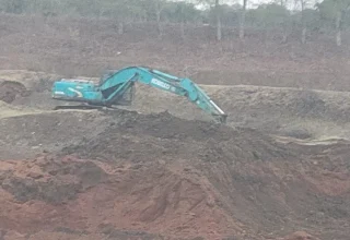 भटगांव में अवैध मुरुम खनन पर जिला प्रशासन की बड़ी कार्रवाई, जेसीबी और दो हाईवा जब्त