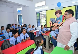 प्रवेशोत्सव में शिक्षा मंत्री गजेन्द्र यादव ने विद्यार्थियों, पालकों और शिक्षकों से किये संवाद