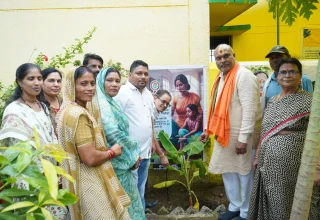 विधायक ललित चंद्राकर ने अछोटी आँगनबाड़ी में किया वृक्षारोपण एवं अन्नप्राशन, एक पेड़ माँ के नाम लगाने का किया आह्वान