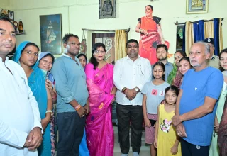 गनियारी पहुंचे केबिनेट मंत्री गजेन्द्र यादव, दिवंगत तीजन बाई के दशगात्र एवं श्रद्धांजलि कार्यक्रम की तैयारियों को लेकर परिवारजनों से चर्चा किये