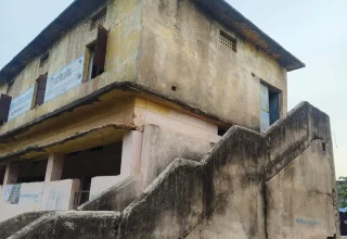 जान जोखिम में डालकर जर्जर वाला भवनों में पढ़ रहे मासूम- पूर्व पार्षद