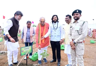 विधानसभा परिसर में एक पेड़ मां के नाम अभियान के तहत विधायक ललित चंद्राकर ने स्वर्गीय माता पूर्णिमा देवी के नाम पर किया बादाम का पौधा रोपण