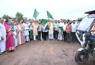 विधायक दीपेश साहू ने ई-रिक्शा कचरा संग्रहण वाहनों को हरी झंडी दिखाकर किया रवाना