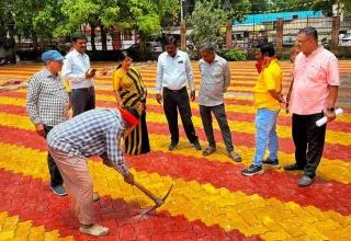 कलेक्टरेट परिसर में 50 लाख की लागत से पेविंग ब्लॉक कार्य का महापौर ने किया निरीक्षण