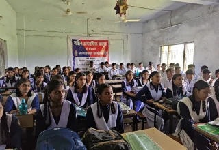 नांदघाट एवं खम्हरिया पुलिस ने शासकीय उच्चतर माध्यमिक विद्यालय ग्राम टेमरी एवं कोपेडबरी के छात्र-छात्राओं को आत्मविश्वास और सुरक्षा को लेकर किया जागरूक