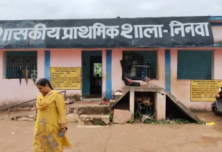 निनवा के सरकारी स्कूल में छात्राओं के लिए नहीं शौचालय, हर समय भरा रहता है पानी
