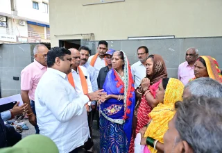जनदर्शन में मंत्री गजेन्द्र यादव ने सुनीं आमजन की समस्याएं, त्वरित निराकरण के दिए निर्देश