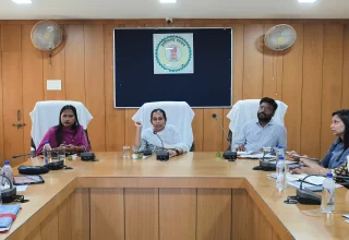 शासन की प्राथमिकता वाली योजनाओं और जनशिकायतों के निराकरण में लापरवाही बर्दाश्त नहीं होगी : कलेक्टर प्रतिष्ठा ममगाईं