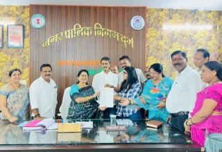 नेता प्रतिपक्ष संजय कोहले ने महापौर को लालटेन सौंपा