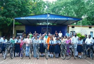 दुर्ग ग्रामीण विधायक ललित चंद्राकर ने रिसाली स्वामी आत्मानंद उत्कृष्ट इंग्लिश मीडियम स्कूल में 61 छात्राओं को प्रदान की निःशुल्क साइकिल