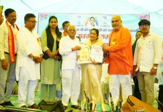 ग्राम थनौद में मिनीमाता जी की पुण्य स्मृति पर पुष्पांजलि अर्पित कर समाज के नारी शक्ति को सम्मानित किया गया