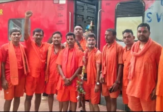 दुर्ग से बाबाधाम के लिए रवाना हुए कांवरियों का बड़ा जत्था,बोलबम के जयघोष से गूंजा स्टेशन परिसर,देवघर यात्रा के बिना जीवन का सफर अधूरा – दिनेश देवांगन