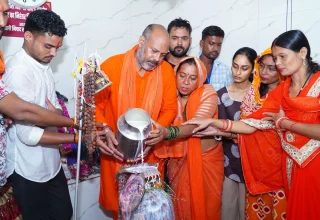 बरसते पानी में नहीं रुके शिवभक्तों के कदम, जितेन्द्र वर्मा के नेतृत्व में बोल बम के जयघोष के साथ पाटन से टोलाघाट तक निकली भव्य कांवर यात्रा