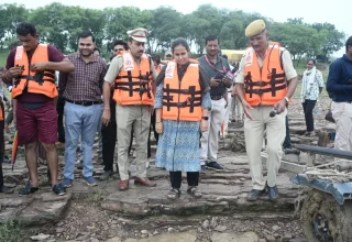 हेलो-हेलो कंट्रोल रूम… अमोरा घाट में बाढ़ में फंसे हैं 5 लोग, सूचना मिलते ही एनडीआरएफ ने चलाया रेस्क्यू ऑपरेशन, सीपीआर देकर बचाई एक व्यक्ति की जान