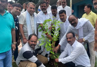 राजीव गांधी की जयंती पर मध्य ब्लॉक कांग्रेस कमेटी द्वारा वृक्षारोपण किया गया