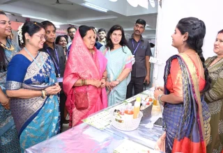 रिमझिम सावन मेला के शुभारंभ में सीएम की धर्मपत्नी कौशल्या देवी साय एवं डॉ. सरोज पाण्डेय हुईं शामिल, सावन झूले का लिया आनंद
