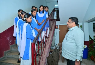 तर्रीघाट हाई स्कूल पहुँचे शिक्षा मंत्री गजेन्द्र यादव, विद्यार्थियों से संवाद कर पढ़ाई के लिए प्रेरित किये