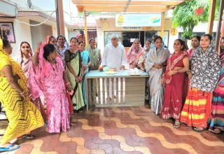 वोरा के रक्षाबंधन की सादगी में छिपा महंगाई पर संदेश, बहनों को दी शक्कर,गौमाता की पूजा की