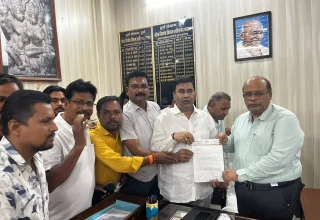 8 KM जर्जर सड़क पर कांग्रेस का हल्लाबोल, PWD को ज्ञापन – 7 दिन में काम शुरू नहीं तो चक्काजाम