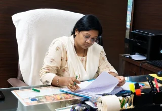 नए आयुक्त लीना कोसम ने संभाला नगर निगम का कार्यभार, आयुक्त मोहेंद्र साहू ने सौंपा प्रभार