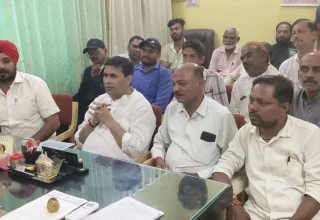 ई-पॉस सर्वर की समस्या से राशन वितरण प्रभावित, हितग्राहियों को 35 किलो के स्थान पर दिख रहा 20 किलो राशन — धीरज बाकलीवाल के नेत्तृत्व में सौंपा ज्ञापन