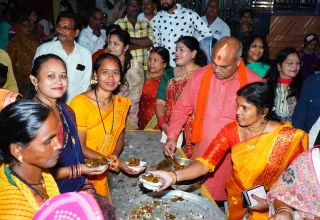 मरोदा टैंक में तीजा पर्व पर विधायक ललित चंद्राकर ने माताओं-बहनों को बाँटा करु-करेला भात, कहा – तीजा हमारी संस्कृति में मातृशक्ति के त्याग और अटूट आस्था का प्रतीक
