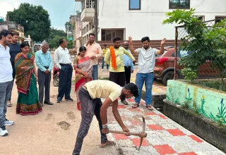 जवाहर नगर में सड़क एवं गार्डन के समीप हुए पेवर कार्य का महापौर ने किया औचक निरीक्षण