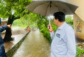 दुर्ग में मूसलाधार बारिश से जलभराव, शहर जिला कांग्रेस अध्यक्ष धीरज बाकलीवाल ने प्रभावित बस्तियों का किया दौरा, नगर निगम की लापरवाही उजागर