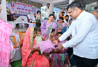 नवजात शिशुओ के माताओं को मंत्री गजेन्द्र यादव ने वितरण किया पोषण कीट