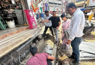 इंदिरा मार्केट में नाली निर्माण कार्य का महापौर अलका बाघमार ने किया औचक निरीक्षण, गुणवत्ता और ढलान की बारीकी से जांच
