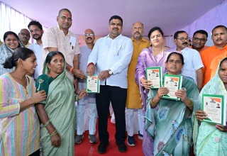 सेवा सेतु कैंप में मंत्री गजेन्द्र यादव ने ग्रामीणों से किये संवाद, हितग्राहियों को वितरित किए प्रमाण-पत्र