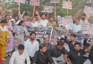 नेता प्रतिपक्ष सहित वरिष्ठ सांसदों के साथ किए गए दुर्व्यवहार के विरोध में जिला कांग्रेस कमेटी भिलाई ने मनाया काला दिवस