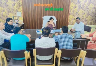 शहर में चल रहे छोटे-बड़े निर्माण कार्यों की महापौर अलका बाघमार ने अफसरों के साथ की समीक्षा