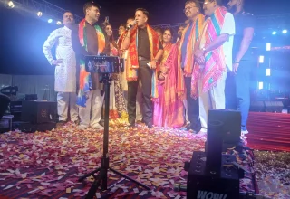 गरबा उत्सव में उमड़ा जनसैलाब, राग बैंड की प्रस्तुतियों पर जमकर थिरके श्रद्धालु, रंग-बिरंगी रोशनी, गगनचुंबी आतिशबाजी और ऐश्वर्या साहू की जोशीली एंकरिंग बनी आकर्षण का केंद्र