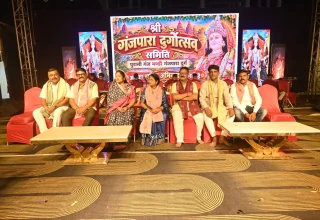 गंजपारा दुर्गा उत्सव समिति पुरानी गंज मंडी गंजपारा दुर्ग के तत्वावधान में आयोजित अंजोर लोक कला मंच स्वर्णा दिवाकर गरिमा दिवाकर के सांस्कृतिक कार्यक्रम जस में झूमे श्रद्धालु