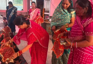 महाअष्टमी पर महापौर अलका बाघमार ने कन्याओं को भोजन कर लिया आशीर्वाद