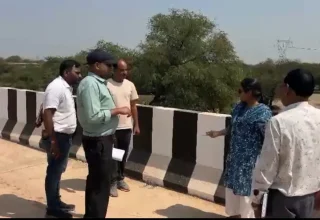 कलेक्टर ने बेरला विकासखंड के दूरस्थ ग्रामों में पीएमजीएसवाय अंतर्गत निर्माणाधीन पुल एवं सड़कों का किया सघन निरीक्षण