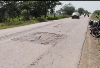 गड्ढे वाली सड़कें बेमेतरा की पहचान, न अफसरों को शर्म आ रही न जिम्मेदार जनप्रतिनिधियों को, ग्रामीणों का बढ़ रहा आक्रोश