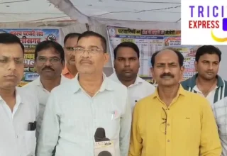 पीवी एप में तकनीकी दिक्कतें, विरोध में धरने पर बैठे पटवारी